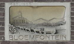 901186 Afbeelding van de gevelsteen 'BLOEMFONTEIN 1890-1900', in de voorgevel van het pand Van Hogendorpstraat 10 te Utrecht.
